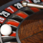 Колесо рулетки в казино как символ поиска острых ощущений