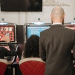 Усталый человек у игрового автомата как метафора поиска убежища