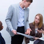 Усталый человек за компьютером с игорным сайтом на экране