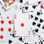 Карты блэкджек на игровом столе в казино как символ побега от реальности