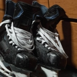 Человек ищет игровой побег от усталости души