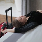 Человек играет в слот игру как способ отвлечься от усталости