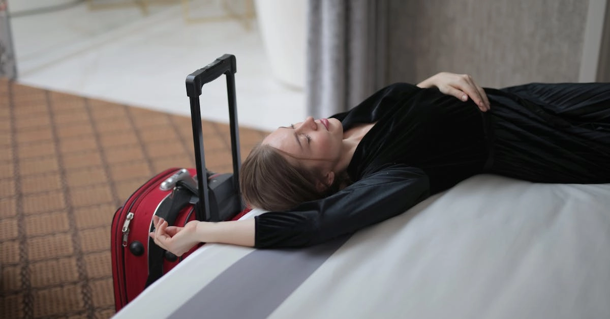 Человек играет в слот игру как способ отвлечься от усталости