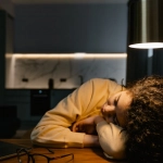 Усталый человек за компьютером с игрой казино