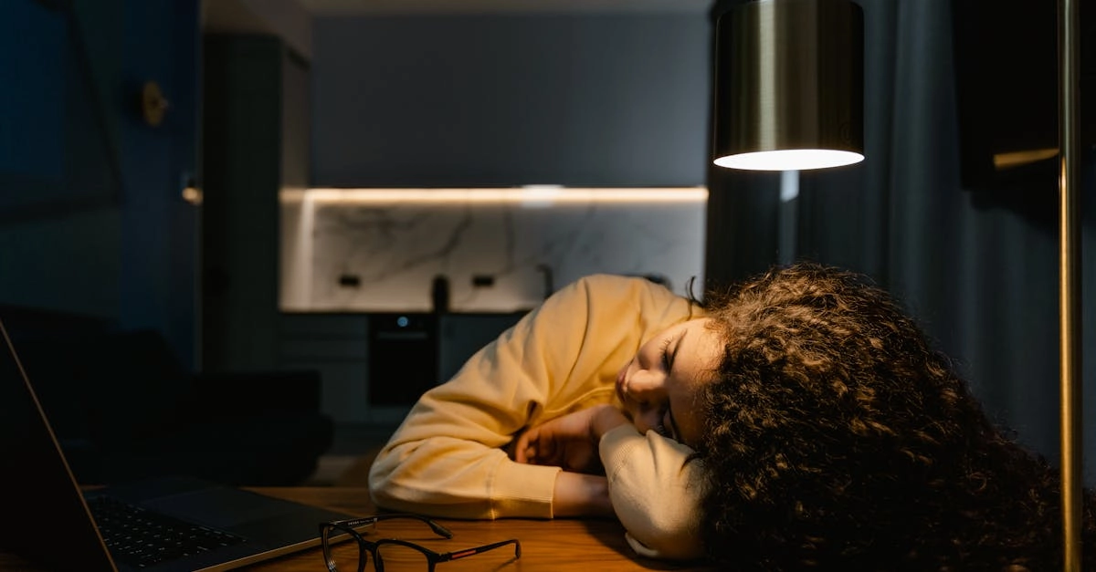 Усталый человек за компьютером с игрой казино