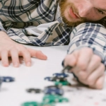 Человек за компьютером в состоянии усталости от игровой зависимости